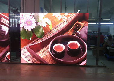La mostra della stalla ha condotto il colore pieno 2.5mm del pannello luminosità del passo 1300cd del pixel 1500 hertz fornitore